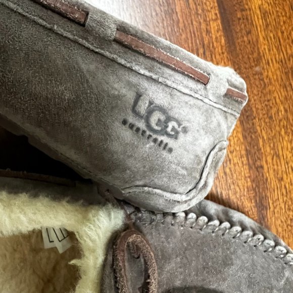 UGG Slipper - Picture 3 of 5